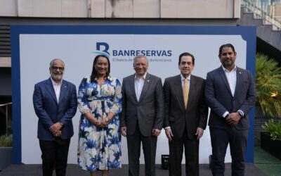 El Cónsul General de la República Dominicana en Barcelona asiste al cóctel de bienvenida de Banreservas en el marco de la Segunda Feria Inmobiliaria Banreservas 2026 en Madrid