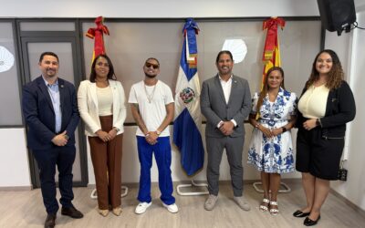 Mozart La Para recibe reconocimiento del Consulado Dominicano en Barcelona por su trayectoria en la música urbana