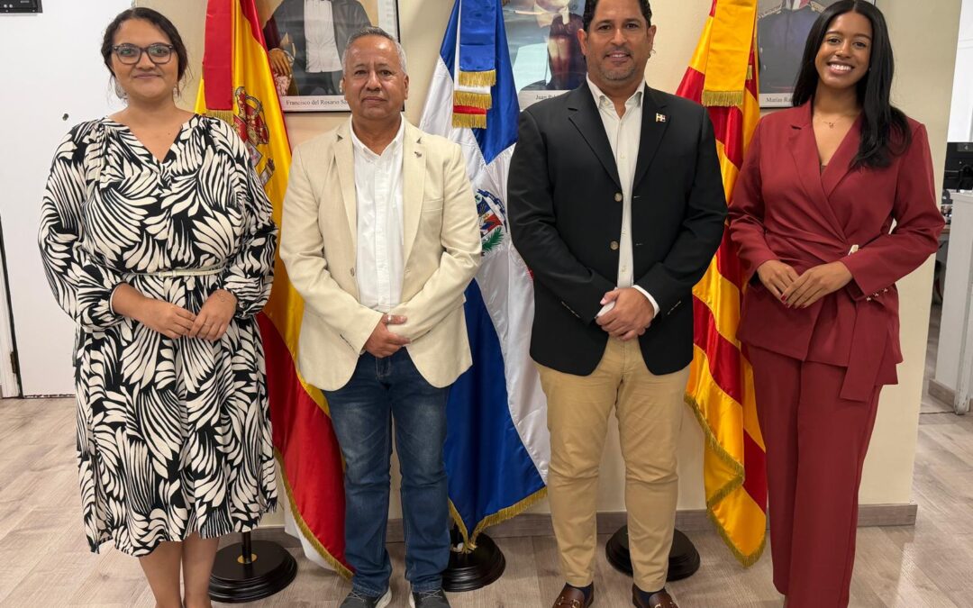 El cónsul general Antonio Gómez Peña recibe al diputado Ernesto Carrión y aborda acciones para fortalecer la integración de la comunidad dominicana en Cataluña