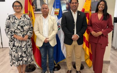El cónsul general Antonio Gómez Peña recibe al diputado Ernesto Carrión y aborda acciones para fortalecer la integración de la comunidad dominicana en Cataluña